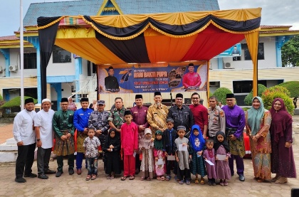 Walikota Dumai Paisal bersama undangan dan anak yatim di Hari Bakti PUPR (foto/Bam)