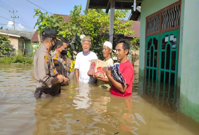 Kapolres Inhu menyerahkan bantuan untuk korban banjir.