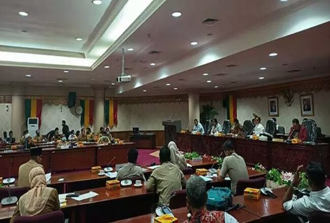 Komisi II DPRD Riau meng­gelar rapat dengar pendapat (RDP) pada Senin (13/7/2020). Foto: Riaupos
