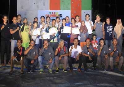 Foto bersama ACRA dan para peserta pemenang kompetisi Fun Climbing