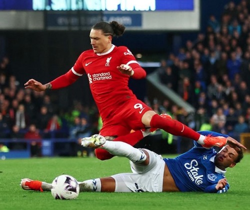 Liverpool secara mengejutkan kalah 0-2 melawan Everton dalam lanjutan Liga Inggris.