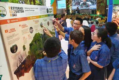   Para pelajar bersemangat mendatangi stand APRIL dalam Indogreen Environment & Forestry Expo (IEFE) 2019 di Makassar.