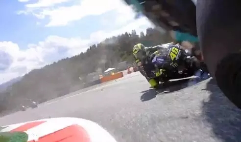 Valentino Rossi hampir saja terhantam motor. FOTO: MotoGP.