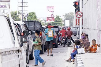 Pengemis di perempatan lampu merah Kota Pekanbaru marak (foto/int)
