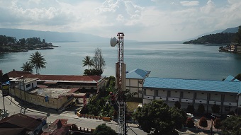 Teknisi XL Axiata bekerja di atas menara BTS di kawasan Danau Toba, Samosir, Sumatera Utara, beberapa waktu lalu (foto/ist)