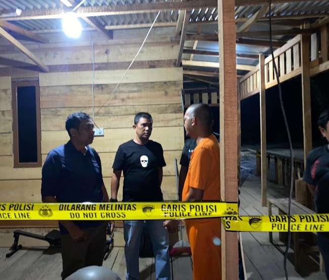 Ditreskrimsus Polda Riau menyegel lokasi pemurnian emas ilegal di Kabupatem Kuantan Singingi.
