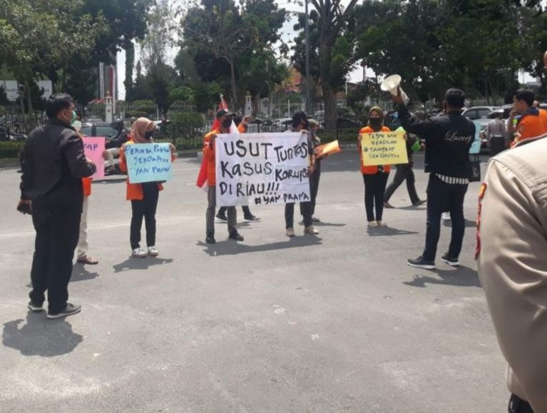 Demo mahasiswa di depan Kejati Riau.