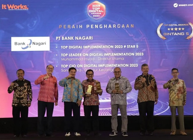 Direksi Bank Nagari Muhamad Irsyad foto bersama Dirkeu Sania Putra (tiga dari kanan) usai menerima 3 penghargaan Top Digital Award 2023.