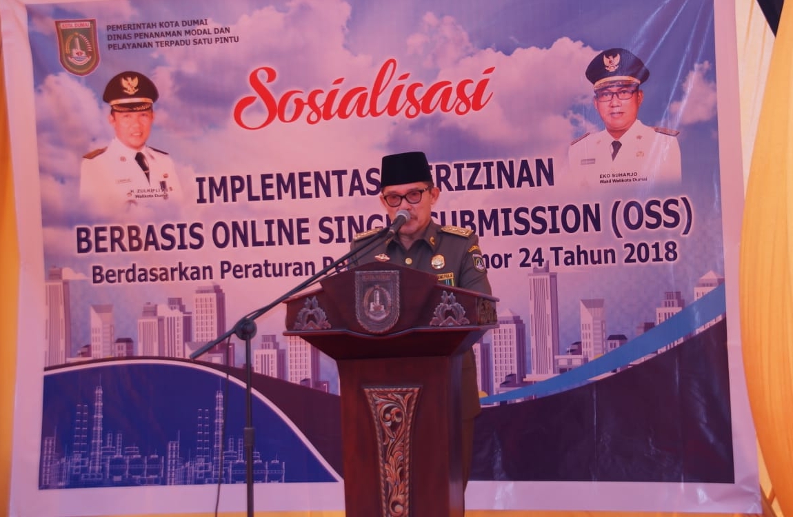 Walikota Dumai H Zulkifli AS membuka sosialisasi implementasi perizinan berbasis online.