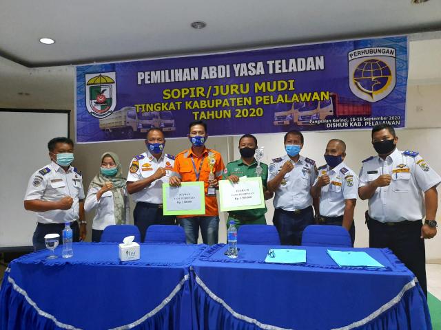 Foto bersama seusai penyerahan secara simbolis kepada Arisa Frengki Nainggolan, karyawan Pech Tech Service Indonesia (PTSI) yang merupakan mitra jasa transportasi PT Riau Andalan Pulp and Paper (RAPP).