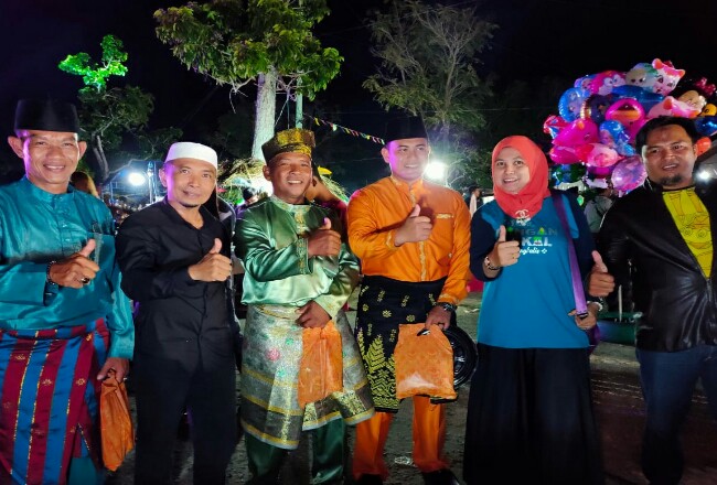 Kadis  Ketapang, Imam Hakim (kopiah putih) foto bersama saat acara Wisata Malam Kampung Melayu.