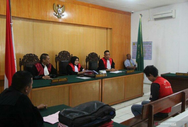 Ketua PN Kelas IA Dumai memimpin sidang atas terdakwa Ade Kurniawan Rabu sore, (5/2/2020).