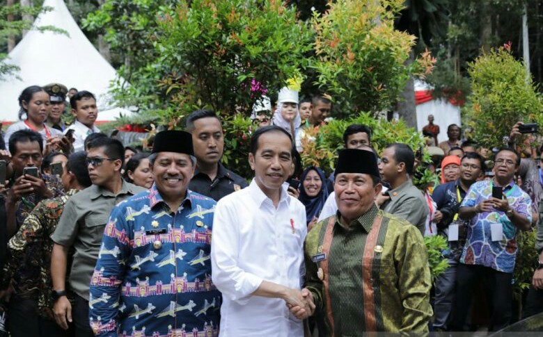 Bupati Siak, Alfedri (batik biru) dalam kesempatan bersama Presiden Jokowi di Tahura Minas. Foto: Antara