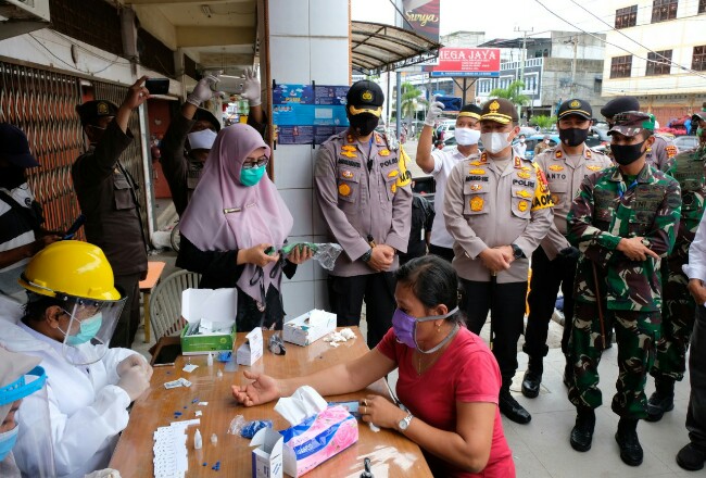 Kapolda Riau, Irjen Pol Agung Setya Imam Effendi meninjau kegiatan rapid pedagang pasar BSM.