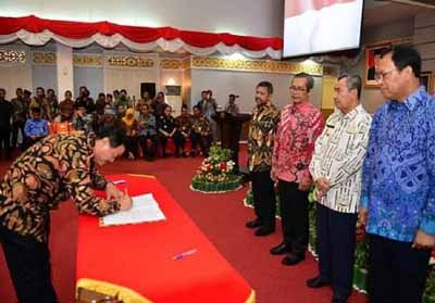 Wabup Kuansing H Halim tandatangani MoU dengan Kanwil DJP dan BPN.<br>