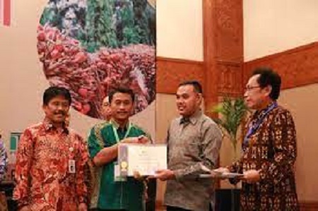 Ketua Asosiasi Amanah, H. Sunarno, saat menerima sertifikat ISPO di tahun 2017. (Istimewa)