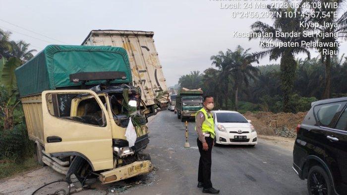 Polisi sedang mengamankan kondisi Jalintim di TKP kecelakaan beruntun (foto/int)