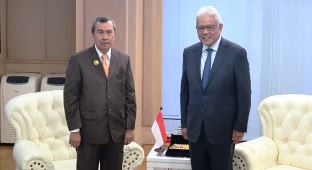 Gubernur Riau Syamsuar bersama Mendagri Malaysia Dato