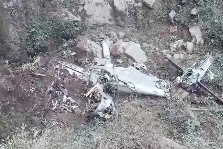 Kepingan pesawat diduga milik TNI AU yang jatuh di Pasuruan (foto/int)