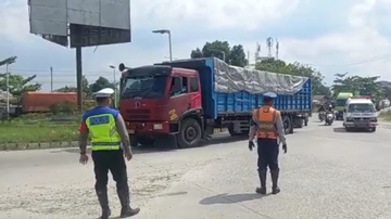 Dishub Pekanbaru bersama polisi melaksanakan razia truk bertonase besar (foto/rahmat)