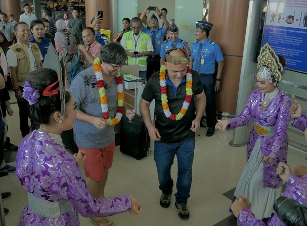 Ilustrasi: Penyambutan Wisatawan Mancanegara di Bandara Sultan Syarif Kasim 2 Pekanbaru. 