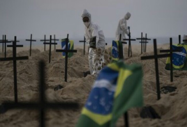 Warga Brasil gali kuburan di pasir sebagai bentuk protes penanganan pandemi corona yang buruk di Brasil. Foto: CNNIndonesia 