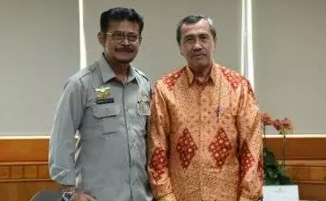 Mentan Syahrul Yasin Limpo Syahrul menerima Gubernur Riau, Syamsuar, di ruang kerjanya di Jakarta, Senin (9/12/2019). FOTO: Dok Kementan.