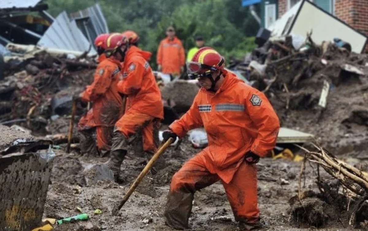 Petugas berusaha evaluasi korban banjir di Korea Selatan (foto/Reuters)