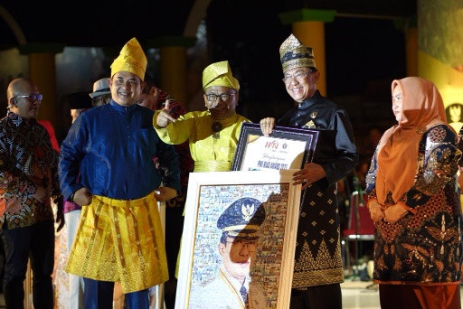 Ketua PWI Riau Zulmansyah Sekedang, bersama Ketua PWI Pusat Atal S Depari (tengah) saat malam puncak HPN di Inhil (foto/ist)