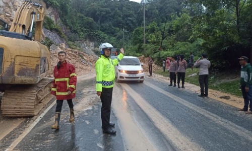 Jalan Lintas Sumbar-Riau rawan longsor.(foto: mcr)