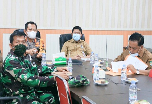 Plh Bupati Rohul Abdul Haris, Kapolres, Dandim 0313/ KPR dan pihak BPBD, ikuti Rakor Pemprov dan Pemkab dalam rangka penanganan Covid-19 dan mitigasi bencana di Riau.