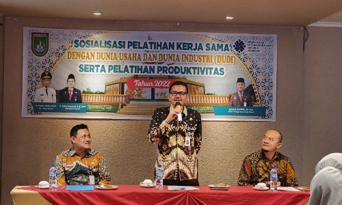 Sekda Dumai H. Indra Gunawan membuka secara resmi Sosialisasi Pelatihan DUDI serta Pelatihan Produktivitas, di Hotel Grand Zuri Dumai, Kamis (29/9/2022).(foto: bambang/halloriau.com)