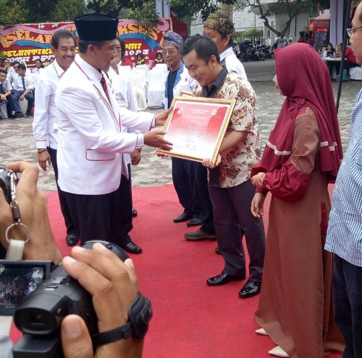 Ketua PMI Kota Pekanbaru, HM Noer serahkan pengahrgaan kepada dr Deny, Kepala Divisi Humas dan Pemasaran Eka Hospital Pekanbaru