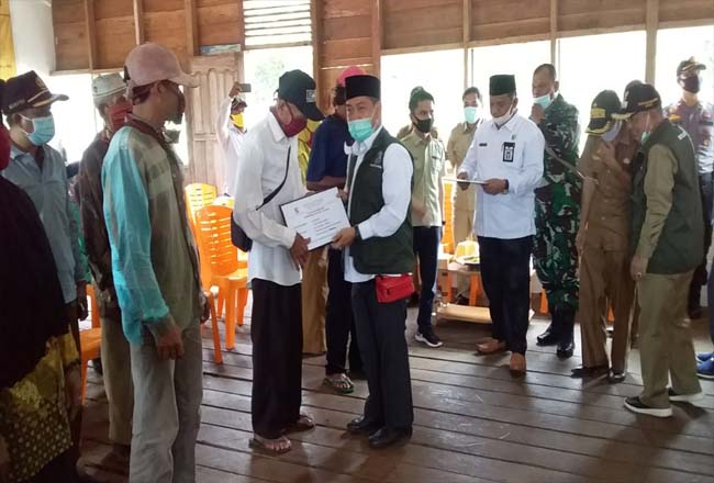 Penyerahan Bantuan Langsung Tunai (BLT) Dana Desa (DD) tahap II di 3 desa yang ada di wilayah Kecamatan Kuala Kampar yakni Desa Sungai Emas, Desa Teluk dan Desa Teluk Beringin, Selasa (23/6/2020).