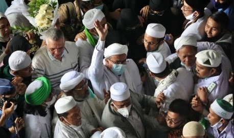 Habib Rizieq Syihab melambaikan tangan setibanya di Bandara Soekarno Hatta, Tangerang, Selasa (10/11/2020). FOTO: kumparan