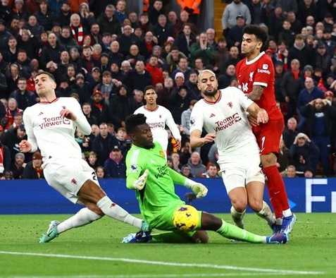 MU dan Liverpool akan saling bertemu di delapan besar Piala FA musim ini. Foto: REUTERS/MOLLY DARLINGTON