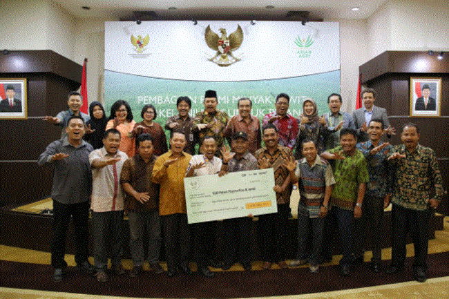 Perwakilan petani plasma binaan Asian Agri dari Riau dan Jambi menerima premi minyak sawit berkelanjutan