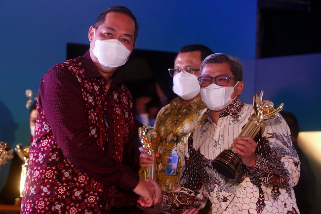 Penyerahan penghargaan Primaniyarta Award Sebagai Eksportir Pelopor Produk Baru Kepada Direktur PT APR, Basrie Kamba (Kanan).