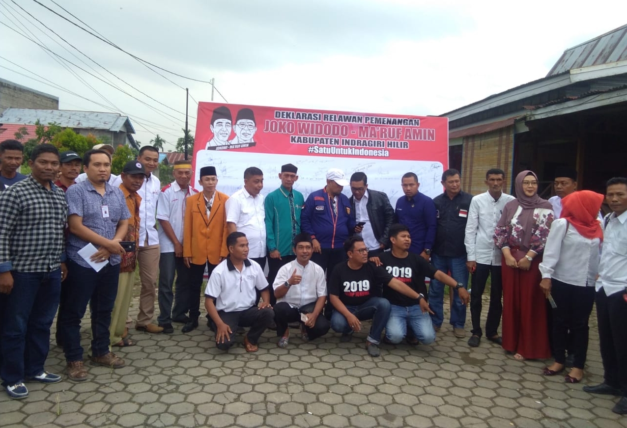 Foto bersama Indra Muchlis Adnan, Irham Sekjen Nasdem Inhil, Mariyanto Ketua PDI Inhil, beserta Partai Pendukung dan simpatisan Jokowi