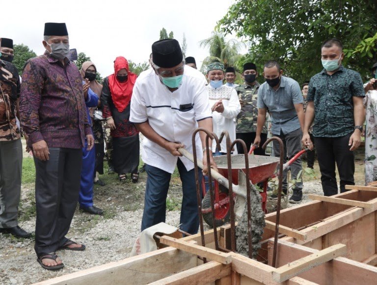Bupati Alfedri saat menghadiri kegiatan pengecoran perdana pembangunan Rumah Tahfiz Terpadu, di Pondok Pesantren Modren Fataha, di Kampung Maredan Barat, Kecamatan Tualang, Sabtu (20/6/2020).