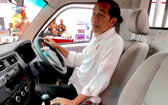Jokowi dan isi garasinya.(foto: int)