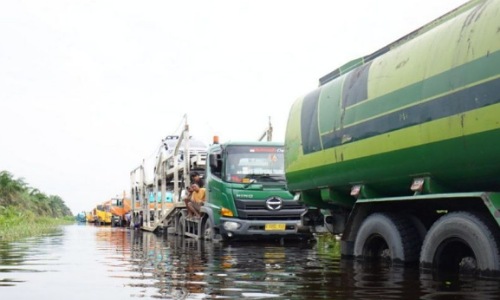 Banjir di Jalintim Pelalawan.(foto: mcr)