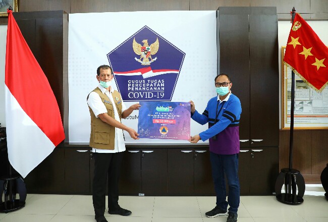 Plt Chief Teknologi Officer XL Axiata, I Gede Dharmayusa (kanan) menyerahkan donasi kepada Badan Nasional Penanggulangan Bencana (BNPB) yang diterima oleh Kepala BNPB, Doni Monardo (kiri), di Jakarta, Selasa (7/4). 
