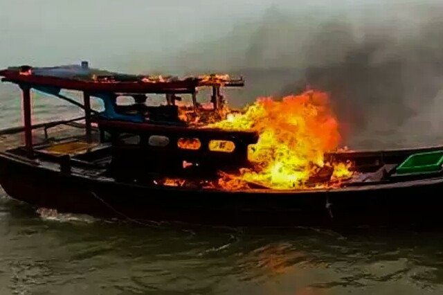 Kapal pukat harimau asal Sumut dibakar nelayan Panipahan Rokan Hilir. Foto: Antara
