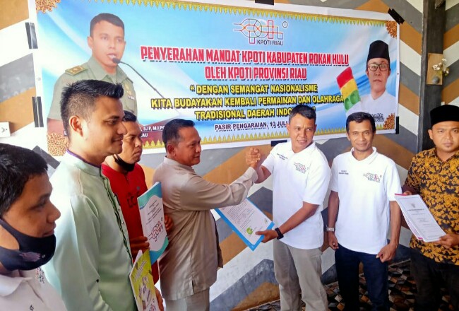 Ketua umum KPOTI Provinsi Riau, Letkol Inf Aidil Amin SIP MIPol, serahkan mandat kepada Drs. Yondri Elfian dan Rudi guna membentuk kepengurusan KPOTI Kabupaten Rohul.