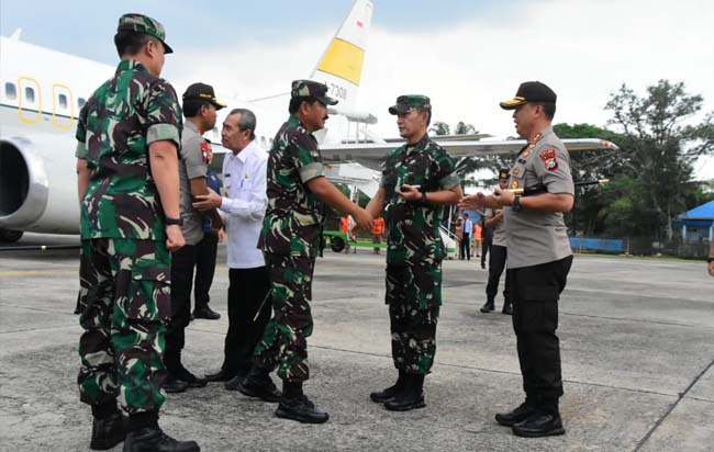 Kapolri Jenderal Idham Azis dan Panglima TNI Marsekal Hadi Tjahjanto, tiba di Bandara VVIP Lanud Roesmin Nurjadin Pekanbaru disambut Gubri.. 