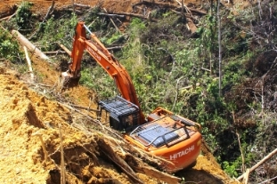 Eskavator yang digunakan merambah hutan TNBT Inhu sudah diamankan DLHK Riau