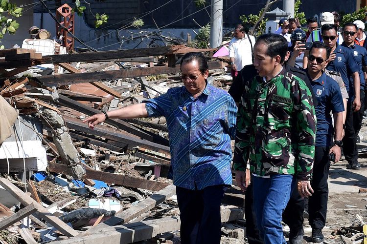 Presiden Jokowi saat meninjau gempa di Palu (30/9/2018). Foto : Kompas