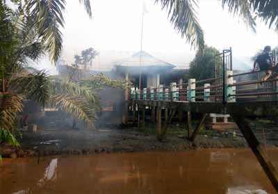 Kebakaran yang menghanguskan SMPN 2 Kuala Cenaku Inhu.