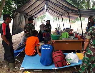  Kadis Sosial Rohil, Hj Misnawati Spd melihat anggota yang memasak untuk kebutuhan makanan para pengungsi dan petugas yang melakukan pemadaman titik api di Rohil.
